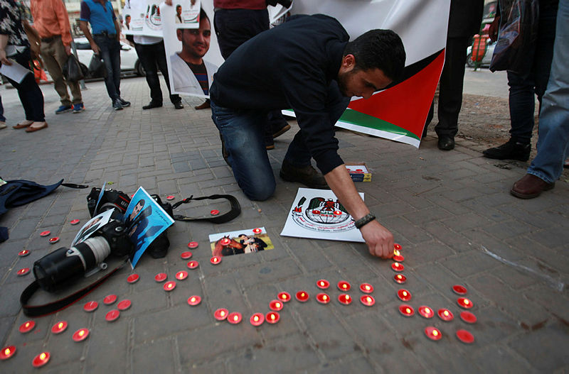 İsrail Filsitinli gazeteciyi hedef aldı