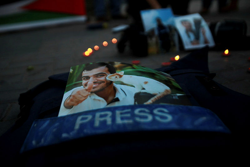 İsrail Filsitinli gazeteciyi hedef aldı