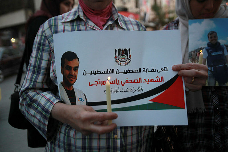 İsrail Filsitinli gazeteciyi hedef aldı