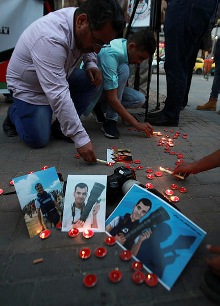 İsrail Filsitinli gazeteciyi hedef aldı