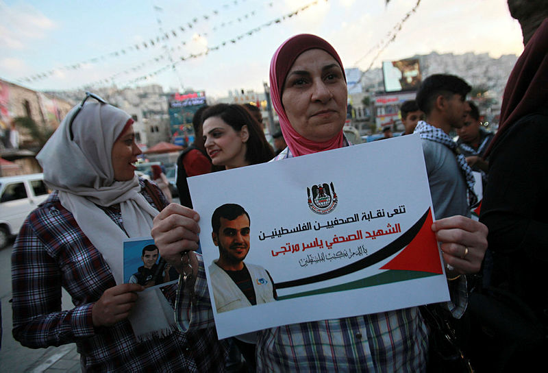 İsrail Filsitinli gazeteciyi hedef aldı