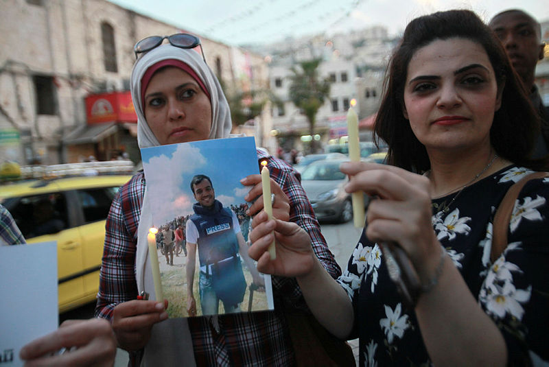 İsrail Filsitinli gazeteciyi hedef aldı