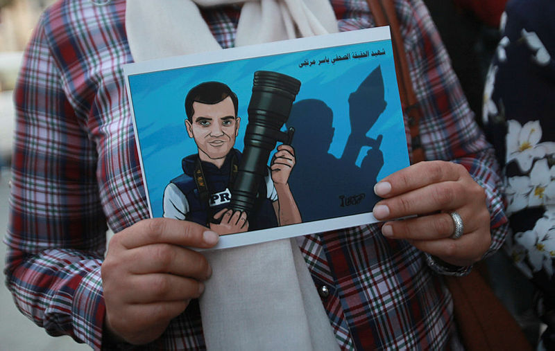 İsrail Filsitinli gazeteciyi hedef aldı