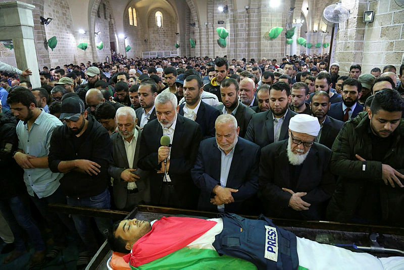 İsrail Filsitinli gazeteciyi hedef aldı