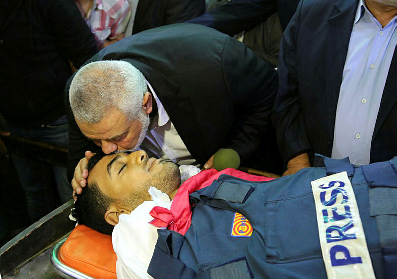 İsrail Filsitinli gazeteciyi hedef aldı