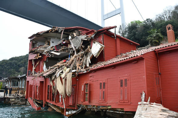 İstanbul Boğazı’ndaki kaza sonrası yalıda inceleme başladı