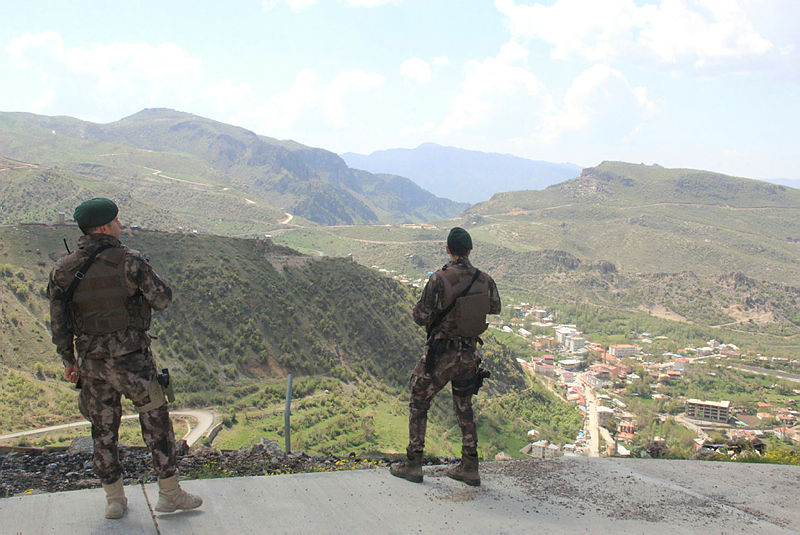 Özel Harekat polisleri sınırda kuş uçurtmuyor!