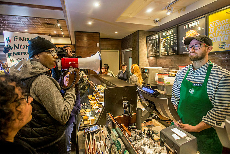 Ünlü kahve zinciri Starbucks’ta skandal! Özür dilediler