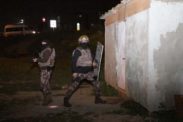 İstanbul’da helikopter destekli şafak operasyonu