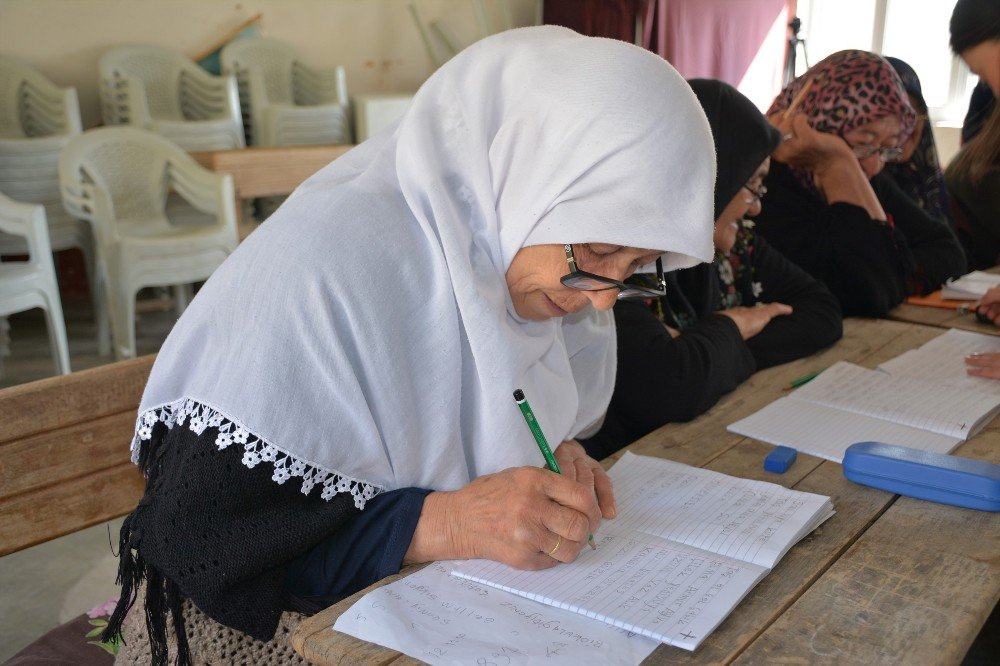 Köy okuluna gidebilsin diye öğretmene makam aracı tahsis edildi
