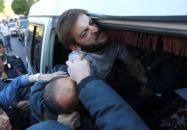 Ermenistan’da protestoculara gözaltı
