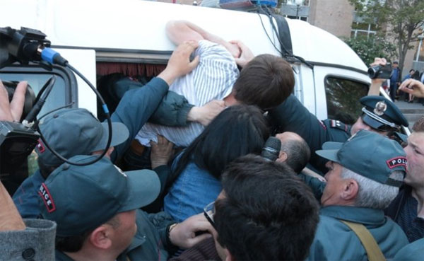 Ermenistan’da protestoculara gözaltı