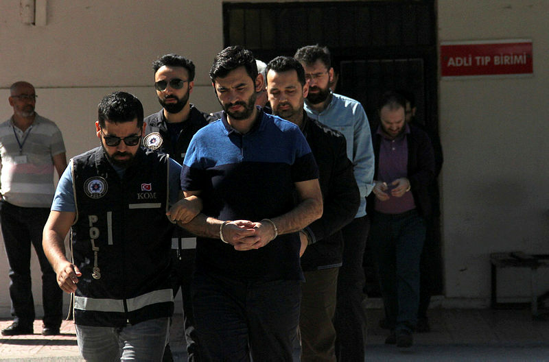 FETÖ’cünün çukura attığı telefon tonlarca su tahliye edilerek bulundu