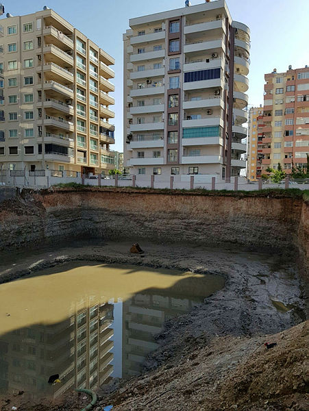 FETÖ’cünün çukura attığı telefon tonlarca su tahliye edilerek bulundu