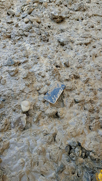 FETÖ’cünün çukura attığı telefon tonlarca su tahliye edilerek bulundu