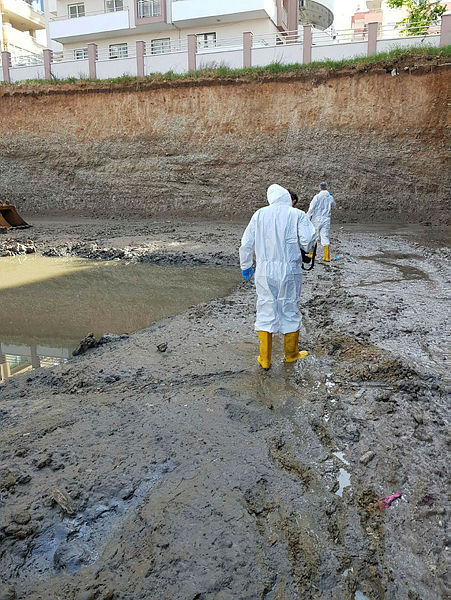 FETÖ’cünün çukura attığı telefon tonlarca su tahliye edilerek bulundu