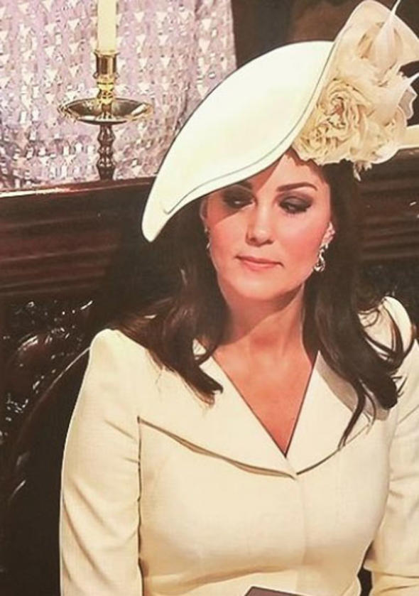 Düğüne eski elbiseyle gitti!