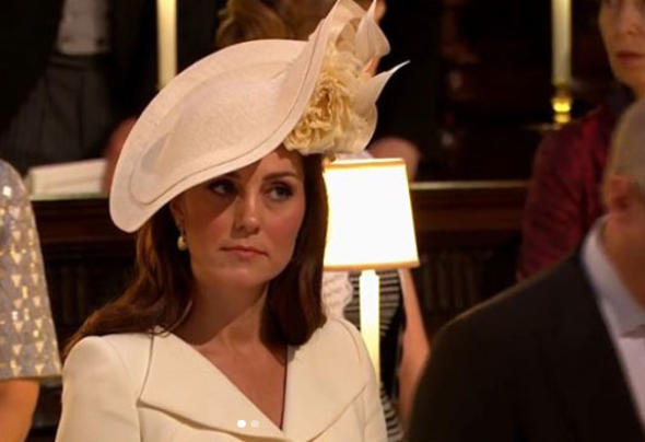 Düğüne eski elbiseyle gitti!