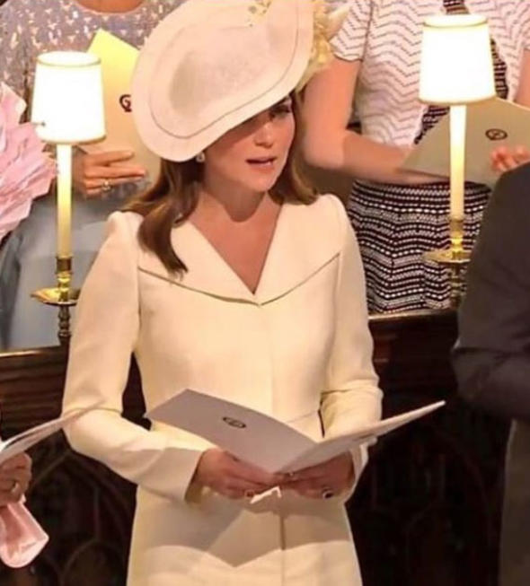 Düğüne eski elbiseyle gitti!