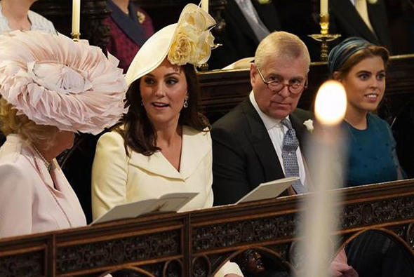 Düğüne eski elbiseyle gitti!