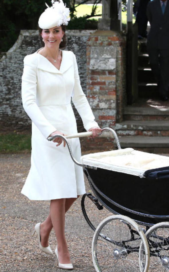 Düğüne eski elbiseyle gitti!