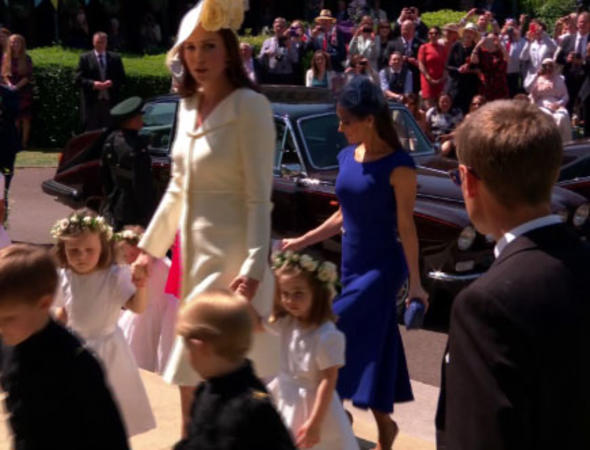 Düğüne eski elbiseyle gitti!