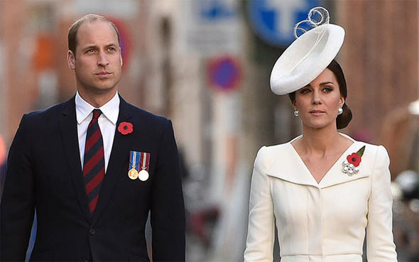 Düğüne eski elbiseyle gitti!