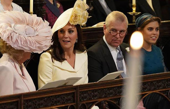 Düğüne eski elbiseyle gitti!