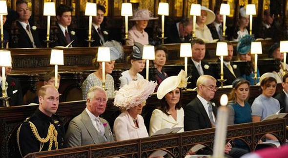 Düğüne eski elbiseyle gitti!