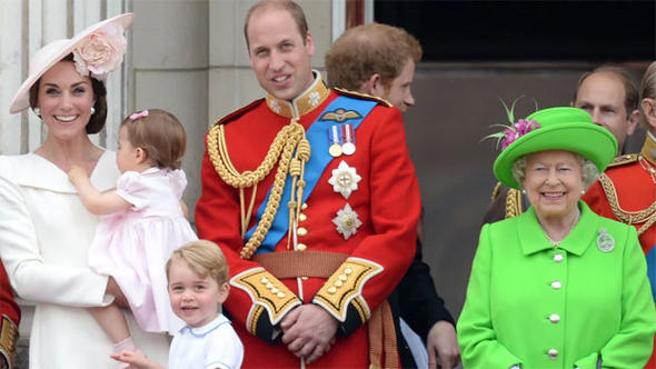 Düğüne eski elbiseyle gitti!