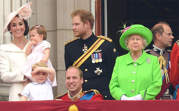 Düğüne eski elbiseyle gitti!