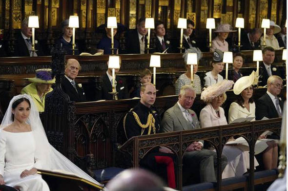 Düğüne eski elbiseyle gitti!