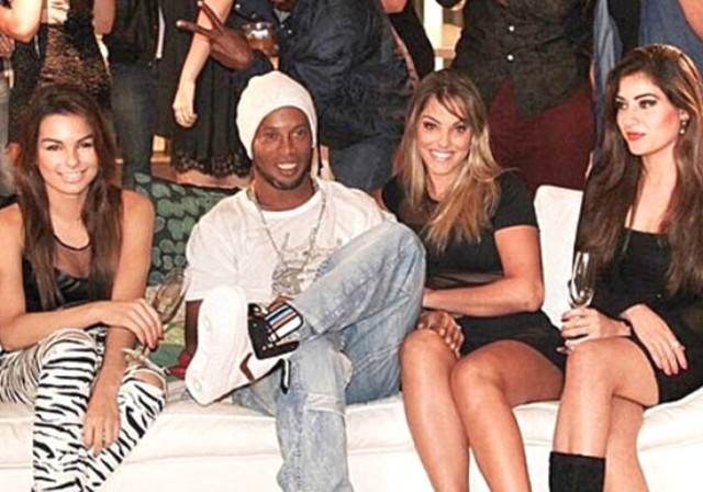 Efsane futbolcu aynı anda iki kadınla evleniyor