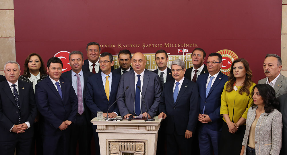 İyi Parti’ye kurbanlık koyun gibi gittik