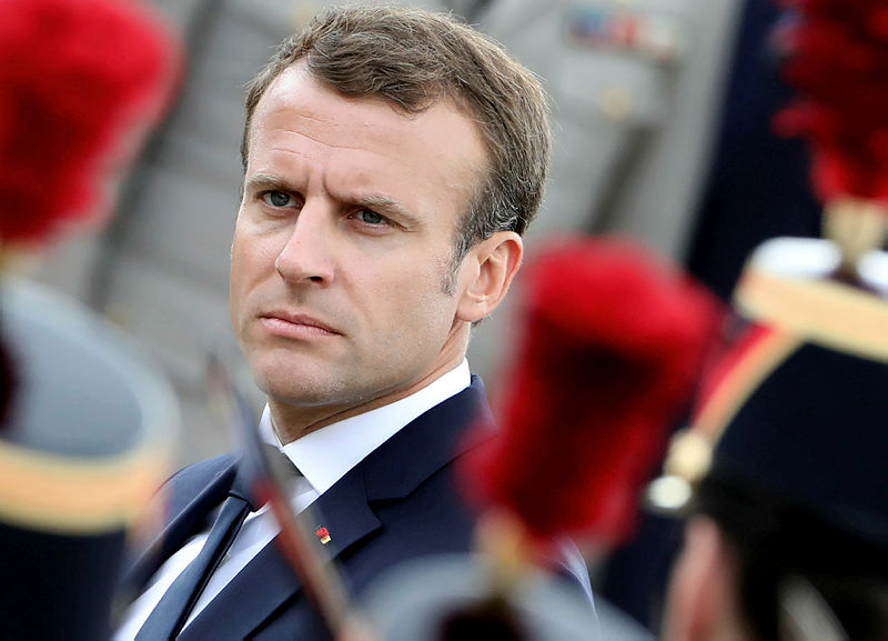 Macron:  Bana Efendim diyeceksin, anladın mı?