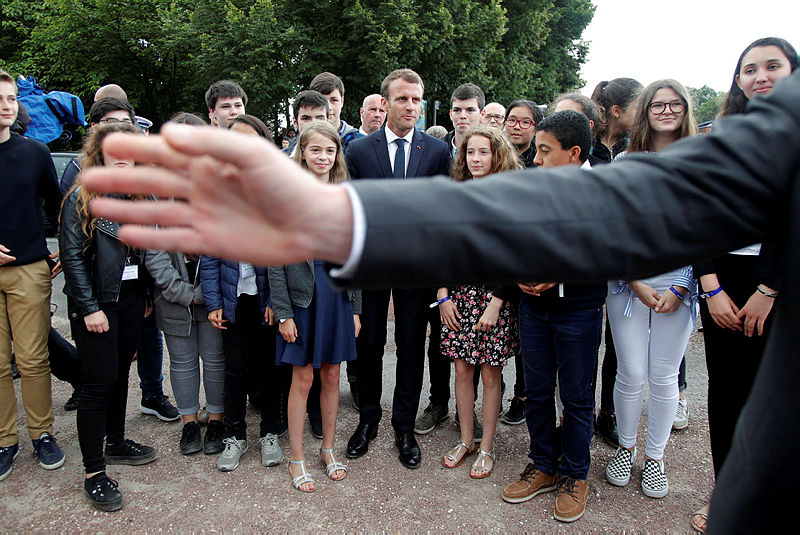Macron:  Bana Efendim diyeceksin, anladın mı?