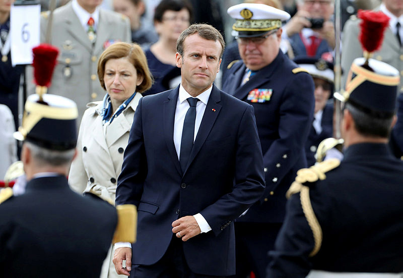 Macron:  Bana Efendim diyeceksin, anladın mı?