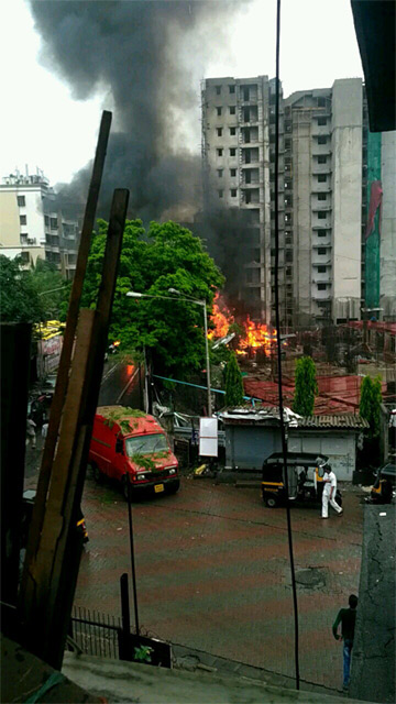 Son dakika: Hindistan’da uçak düştü