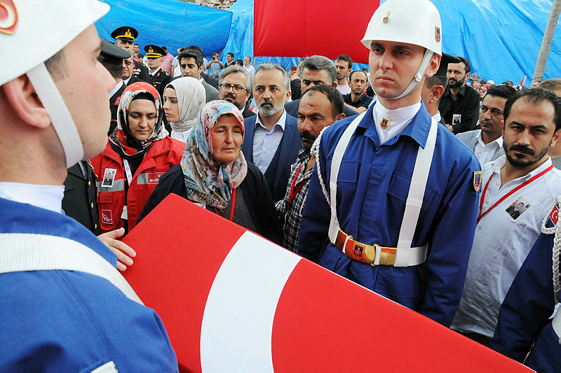 Son Dakika: Şehit yakınları CHP’nin gönderdiği çelenge bile tahammül edemedi