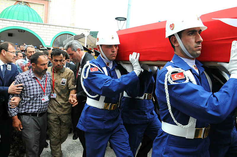 Son Dakika: Şehit yakınları CHP’nin gönderdiği çelenge bile tahammül edemedi