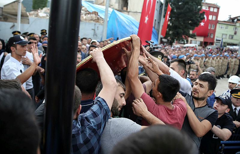 Son Dakika: Şehit yakınları CHP’nin gönderdiği çelenge bile tahammül edemedi