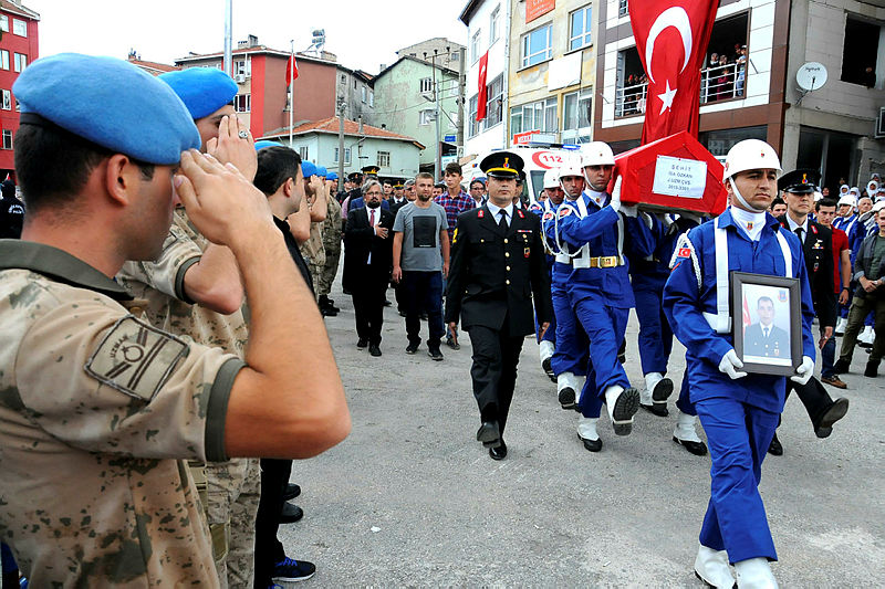 Son Dakika: Şehit yakınları CHP’nin gönderdiği çelenge bile tahammül edemedi