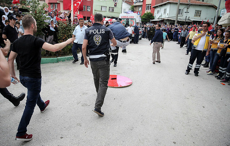 Son Dakika: Şehit yakınları CHP’nin gönderdiği çelenge bile tahammül edemedi