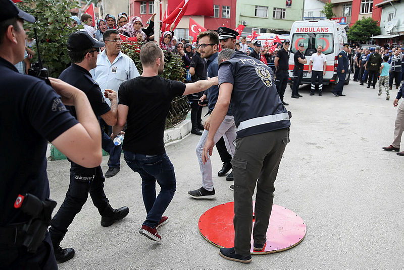 Son Dakika: Şehit yakınları CHP’nin gönderdiği çelenge bile tahammül edemedi