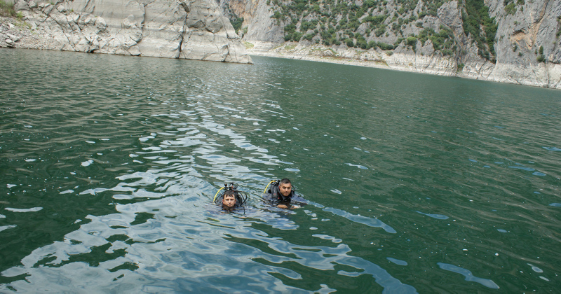 Baraj gölünde kaybolan tur rehberini özel ekip arıyor
