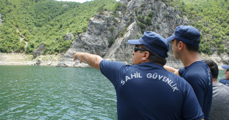Baraj gölünde kaybolan tur rehberini özel ekip arıyor
