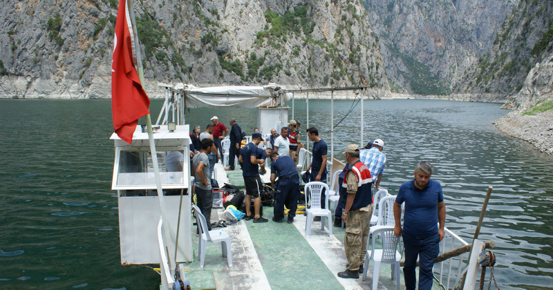 Baraj gölünde kaybolan tur rehberini özel ekip arıyor