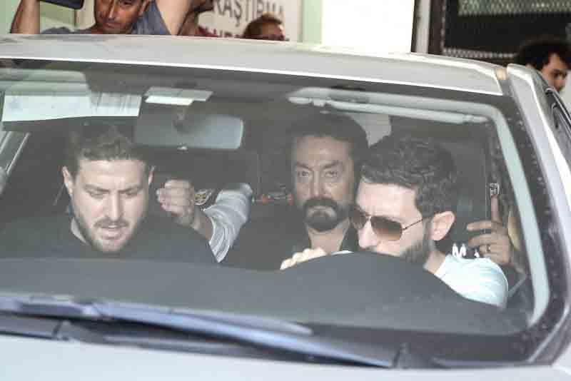 Son dakika haberi: Adnan Oktar’ın evinden çıkan silahlar emniyete getirildi!