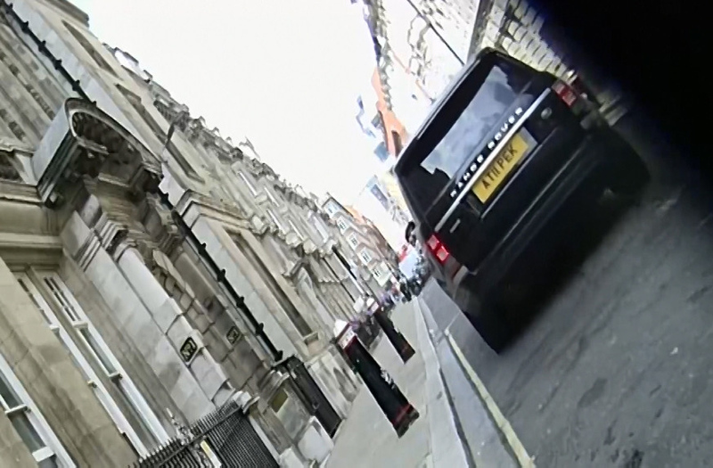 FETÖ firarisi Akın İpek İngiltere’de görüntülendi