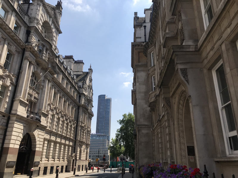 FETÖ firarisi Akın İpek İngiltere’de görüntülendi